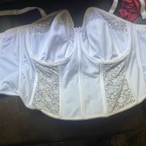 Elegant White Lace Bustier